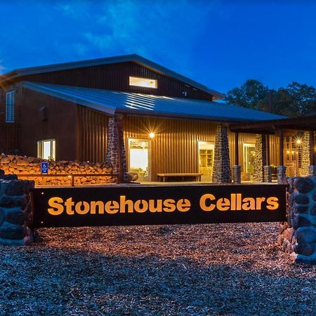 Bed And Barrel At Stonehouse Cellars Bed & Breakfast Clearlake Oaks Екстериор снимка