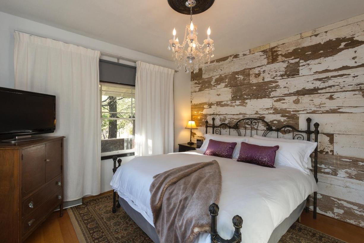 Bed And Barrel At Stonehouse Cellars Bed & Breakfast Clearlake Oaks Екстериор снимка