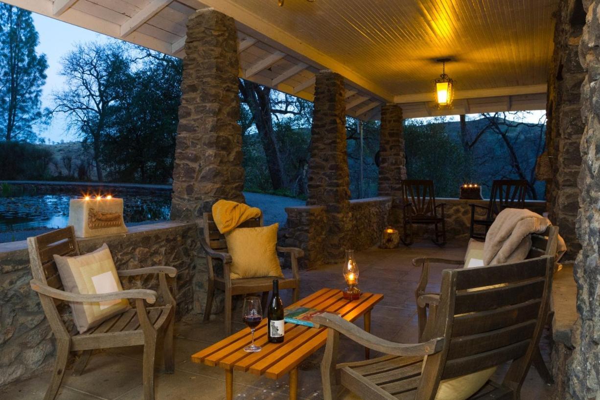 Bed And Barrel At Stonehouse Cellars Bed & Breakfast Clearlake Oaks Екстериор снимка