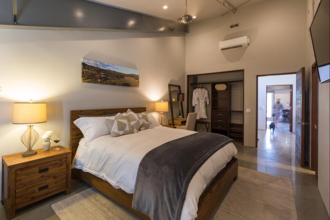 Bed And Barrel At Stonehouse Cellars Bed & Breakfast Clearlake Oaks Екстериор снимка