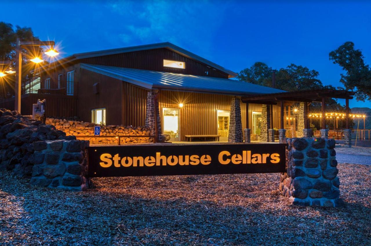 Bed And Barrel At Stonehouse Cellars Bed & Breakfast Clearlake Oaks Екстериор снимка