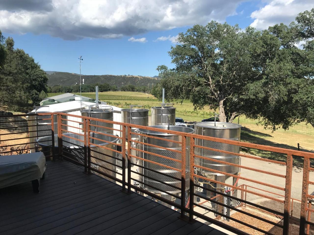 Bed And Barrel At Stonehouse Cellars Bed & Breakfast Clearlake Oaks Екстериор снимка